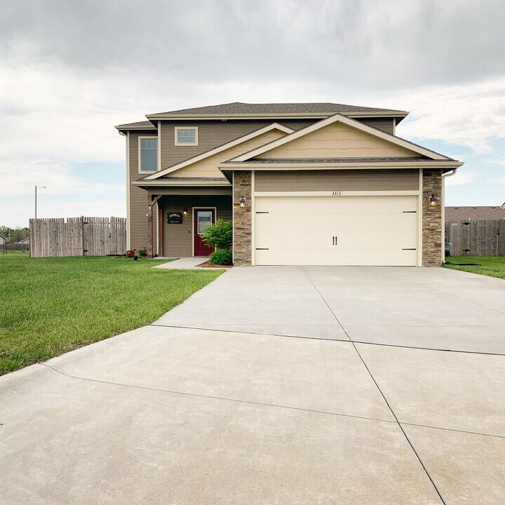 3313 Half Full Dr in Manhattan, KS - Building Photo