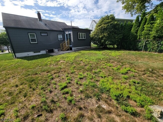 40 Surrey Ln in Clifton, NJ - Building Photo - Building Photo