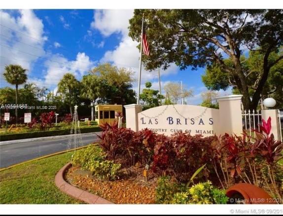 7125 NW 186th St in Hialeah, FL - Foto de edificio - Building Photo