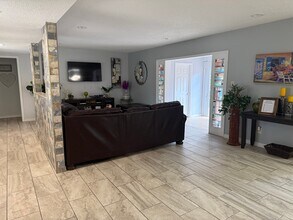 914 W Cimmeron Dr in Tampa, FL - Building Photo - Building Photo