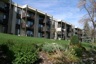 Cedar Cliff Apartments in Bloomington, MN - Building Photo
