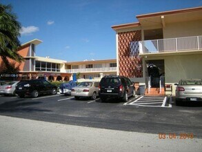 26 Diplomat Pkwy, Unit 2248 in Hallandale Beach, FL - Foto de edificio - Building Photo