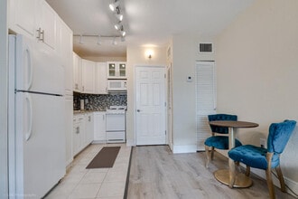 2539 S Bayshore Dr in Miami, FL - Building Photo - Building Photo
