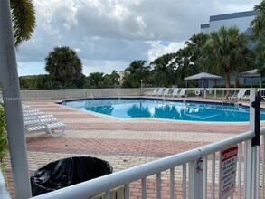 9373 Fontainebleau Blvd in Miami, FL - Building Photo - Building Photo