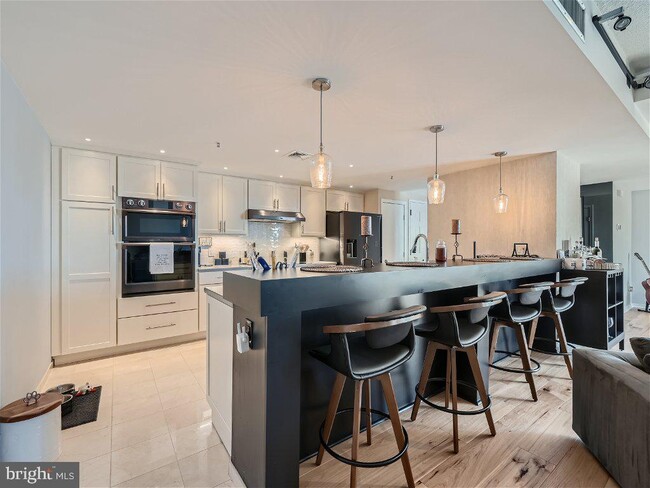 250 S President St in Baltimore, MD - Building Photo - Building Photo