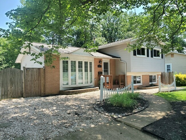 4517 Mayfield Dr in Annandale, VA - Foto de edificio - Building Photo