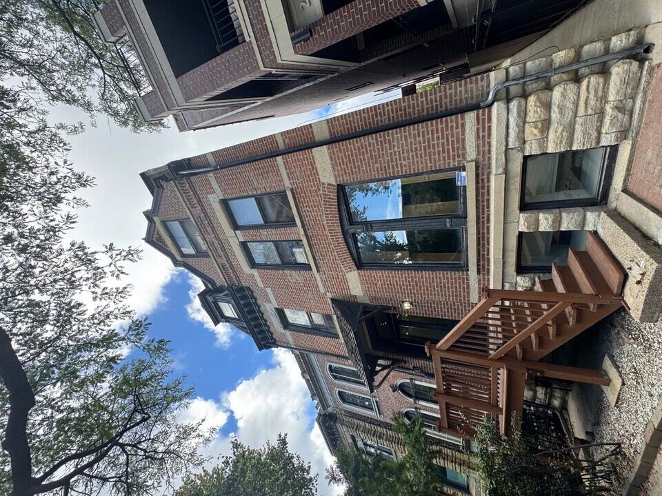 2052 N Dayton St in Chicago, IL - Building Photo