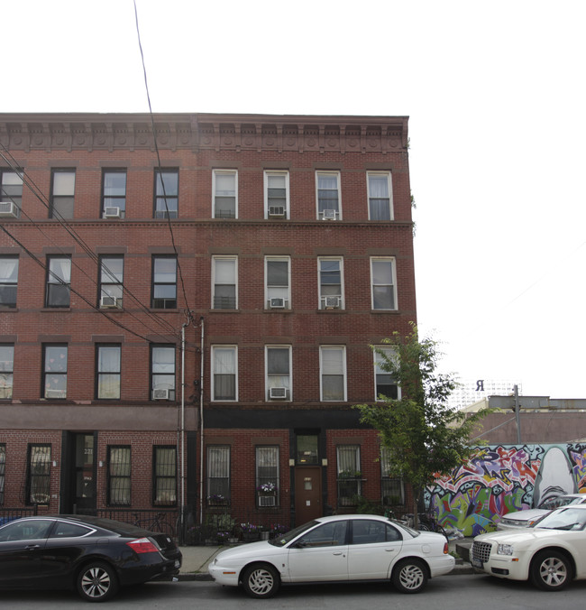 223 Van Brunt St in Brooklyn, NY - Building Photo - Building Photo