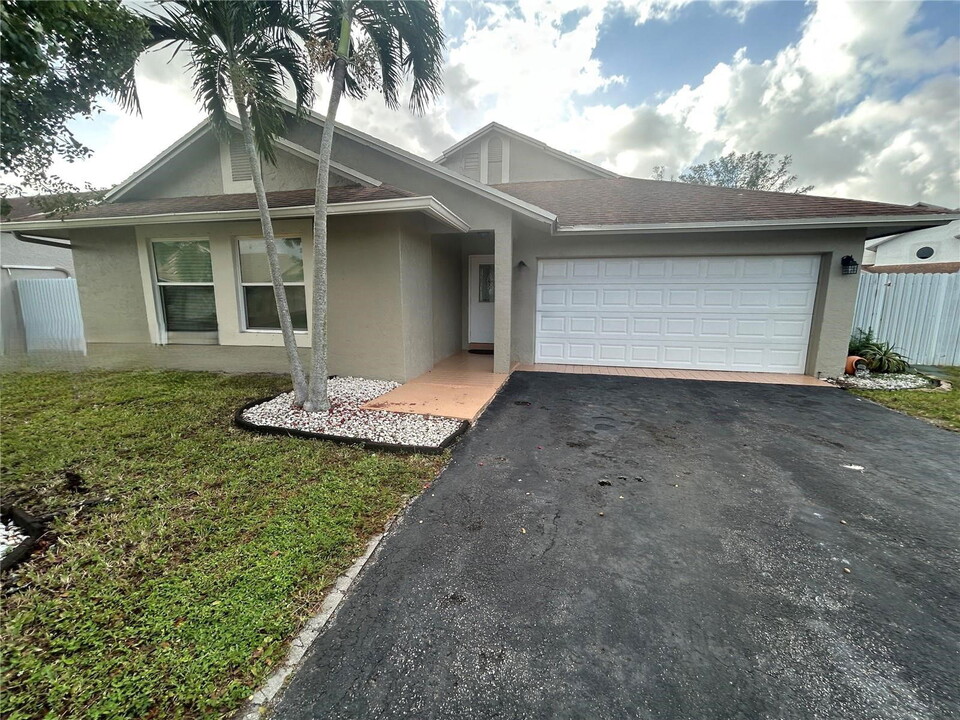 18730 NW 77th Ct in Hialeah, FL - Building Photo