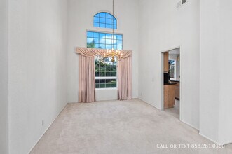 8238 Guppy Ct in San Diego, CA - Foto de edificio - Building Photo