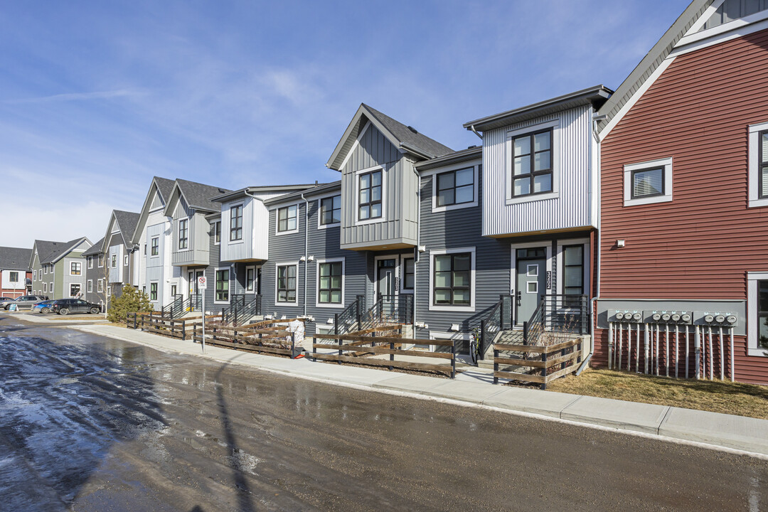 Wallgrove Court in Calgary, AB - Building Photo