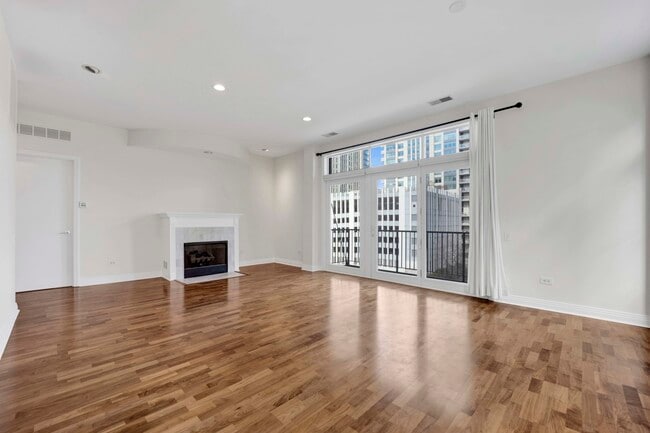 330 N Clinton St in Chicago, IL - Building Photo - Building Photo