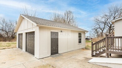 184 W North St in Peculiar, MO - Building Photo - Building Photo