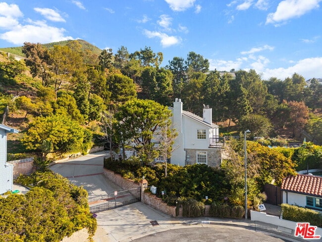 16490 El Hito Pl in Los Angeles, CA - Building Photo - Building Photo