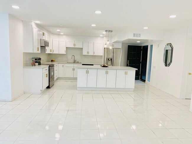 5301 Balboa Blvd, Unit F7 in Encino, CA - Building Photo - Building Photo