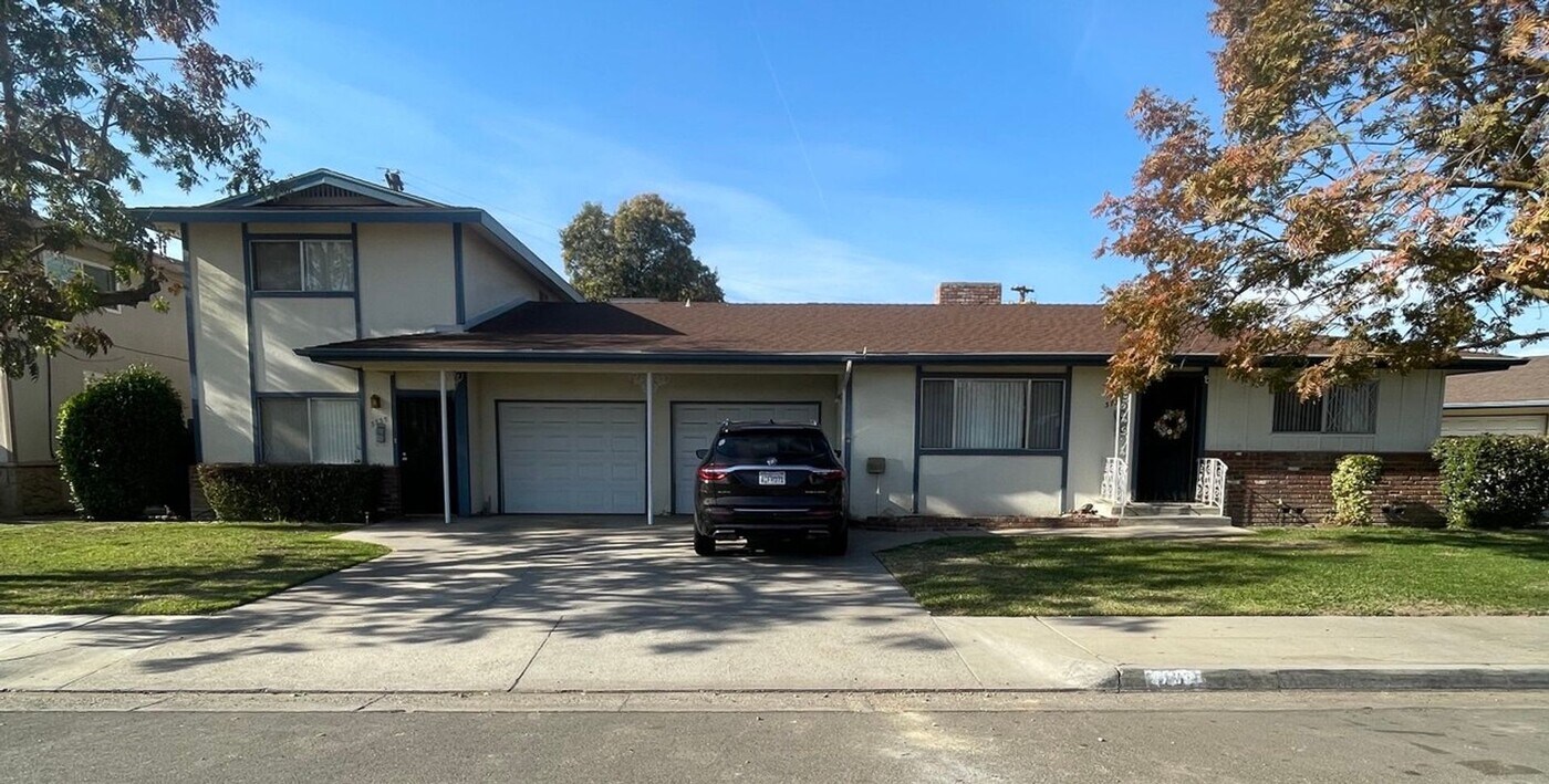 3735-3749 E Hampton Way in Fresno, CA - Foto de edificio