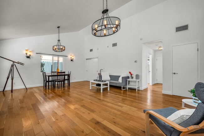 910 N Hayworth Ave in West Hollywood, CA - Building Photo - Building Photo