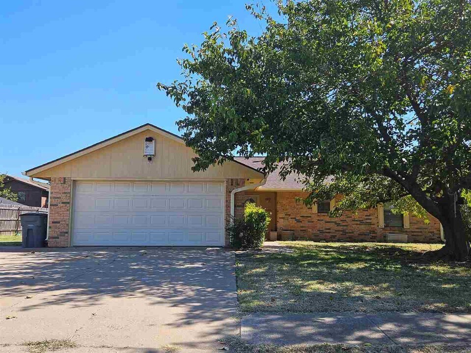 2513 NW Robinhood Dr in Lawton, OK - Foto de edificio
