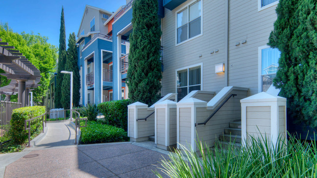 City Gate at Cupertino in Cupertino, CA - Foto de edificio - Building Photo