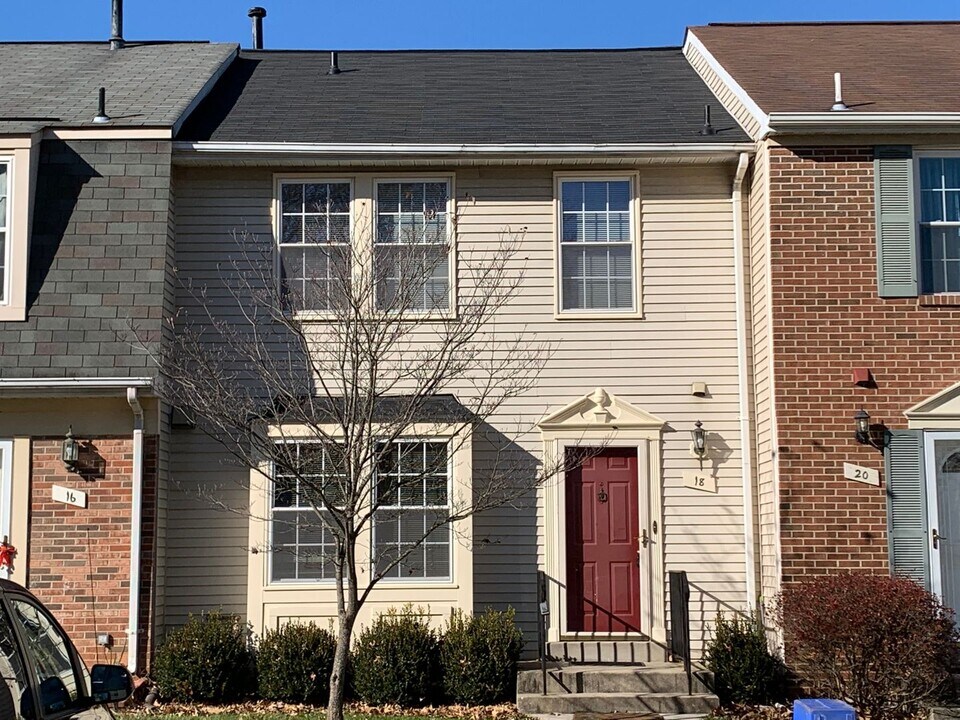 18 Indian Hills Ct in Rockville, MD - Building Photo