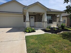 114 Groves Ln in Hutto, TX - Building Photo - Building Photo