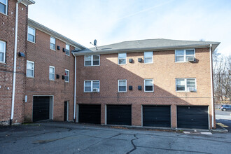 Highland Green Apartments in Avenel, NJ - Foto de edificio - Building Photo