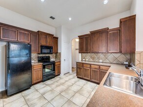 3605 Chapel Hill Lane, Unit 1621-170 in Denton, TX - Foto de edificio - Building Photo