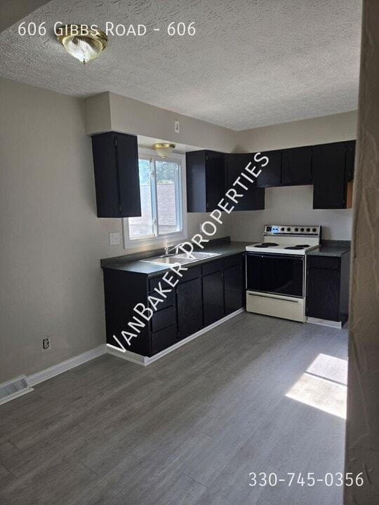 606 Gibbs Rd in Akron, OH - Building Photo
