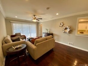 105 Westwood Dr in Westbury, NY - Building Photo - Building Photo