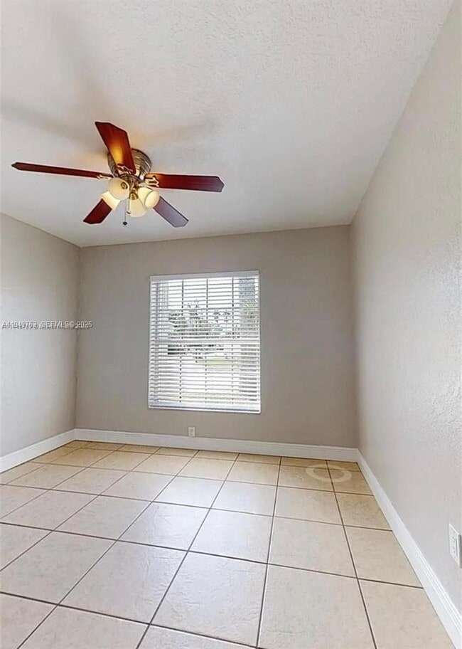 14001 Oak Ridge Dr in Davie, FL - Building Photo - Building Photo