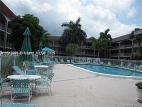 541 Blue Heron Dr in Hallandale Beach, FL - Building Photo - Building Photo