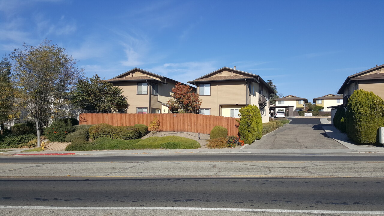 715 Creston Rd in Paso Robles, CA - Building Photo