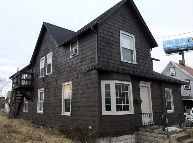 911 Camden Ave SW, Unit 3 in Canton, OH - Building Photo - Building Photo