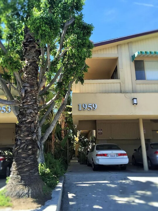 Cheremoya Apartments in Los Angeles, CA - Building Photo