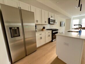 808 12th St NE, Unit #2 in Washington, DC - Building Photo - Building Photo