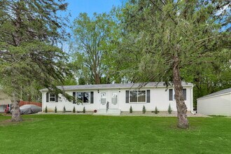 2514 Woodlynn Ave in Maplewood, MN - Building Photo - Building Photo