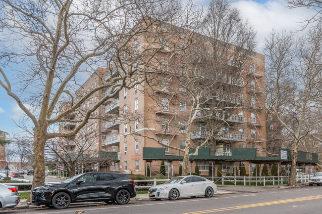 Heritage House East in Howard Beach, NY - Building Photo - Building Photo