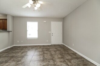 127 Lyndhurst Dr in La Vergne, TN - Foto de edificio - Building Photo