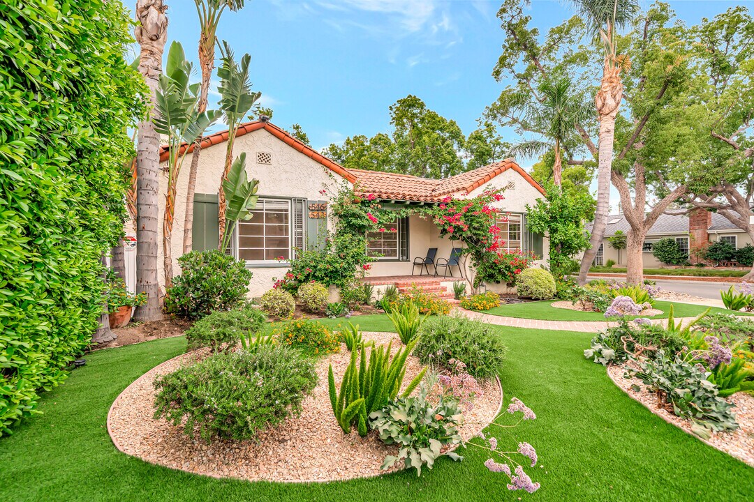 546 S Beachwood Dr in Burbank, CA - Foto de edificio
