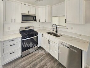 327 W Haloid Ave in Ridgecrest, CA - Foto de edificio - Building Photo