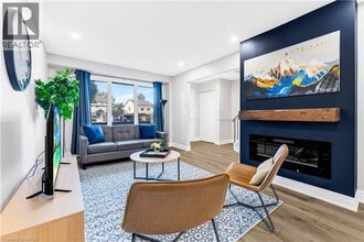 2258 Manchester Dr in Burlington, ON - Building Photo - Building Photo