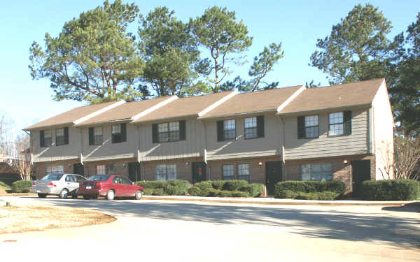 5 Townhouse Type Apartments in Oakwood, GA - Building Photo