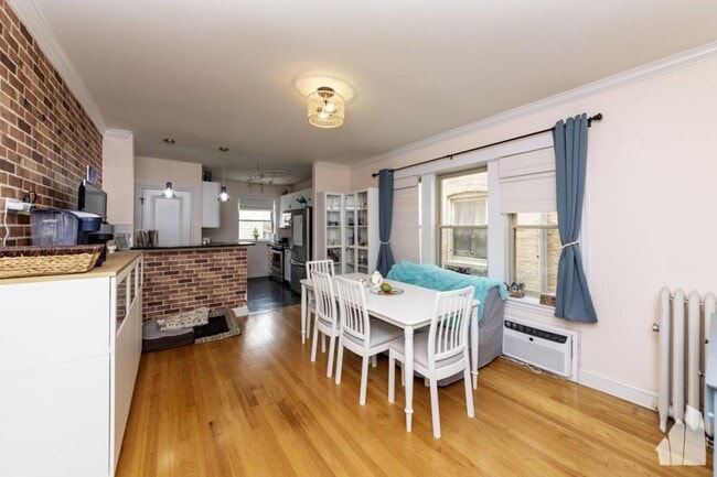 property at 1907 W Winona St