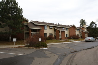 Village Pines Condominiums in Boulder, CO - Building Photo - Building Photo