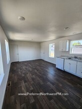 1085 W 1st Ave in Junction City, OR - Building Photo - Building Photo