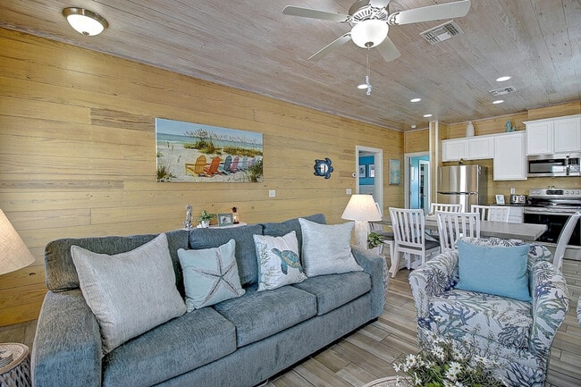 1617 S Station St in Port Aransas, TX - Foto de edificio - Building Photo