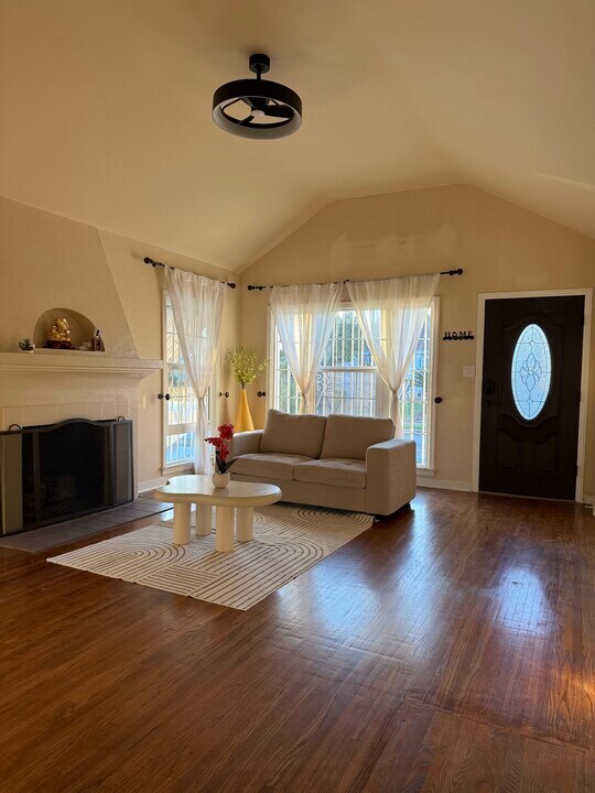 212 W McLean St in Alhambra, CA - Building Photo