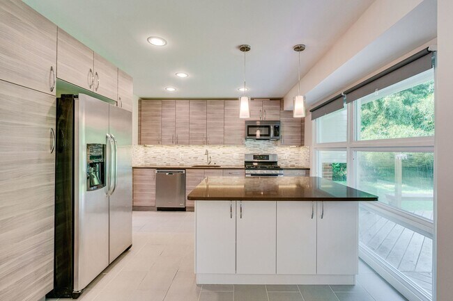 4228 San Carlos Dr in Fairfax, VA - Foto de edificio - Building Photo