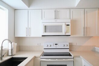 201 NW 7th St, Unit 403 in Miami, FL - Foto de edificio - Building Photo