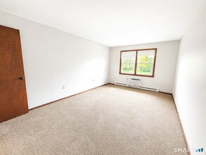 200 Laura Ln in Rocky Hill, CT - Building Photo - Building Photo